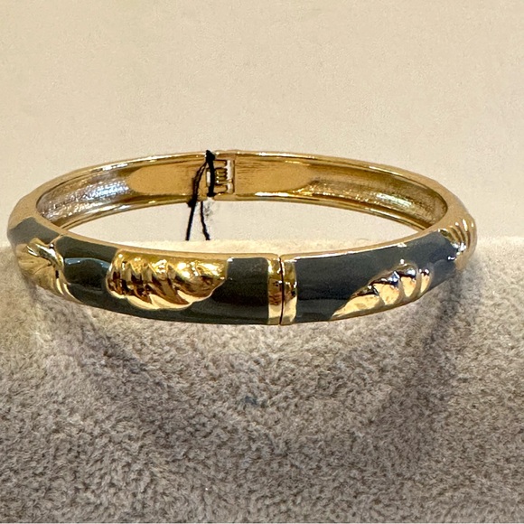 NWT Sequin by Nordstrom Clamper Bangle Bracelet- gray enamel, gold tone seashell - Picture 5 of 12